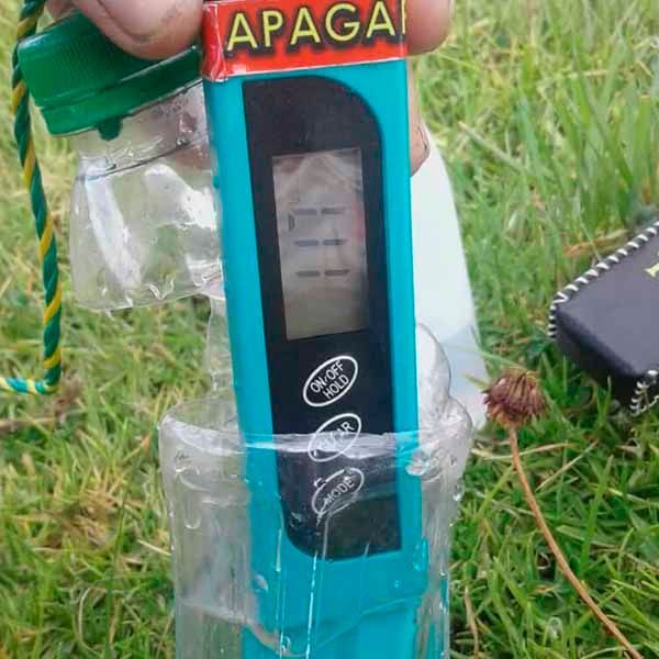 Una persona sostiene un termómetro digital que dice apagada.