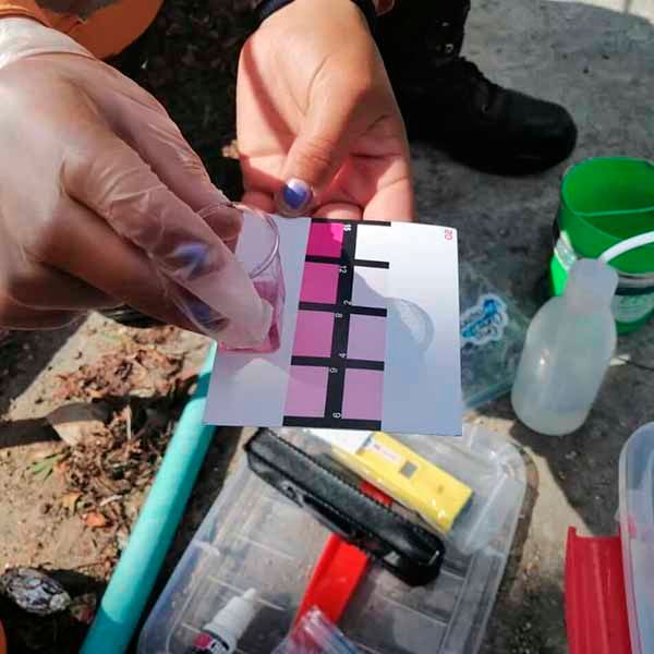 Una persona sostiene un trozo de papel con la letra h.