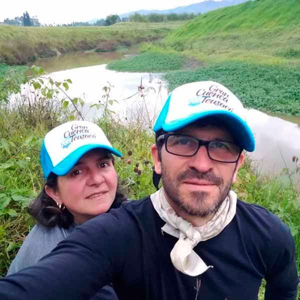Un hombre y una mujer se toman un selfie frente a un río.