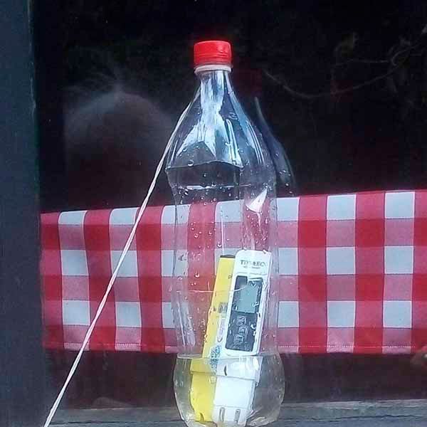 Una botella de plástico con un termómetro dentro.