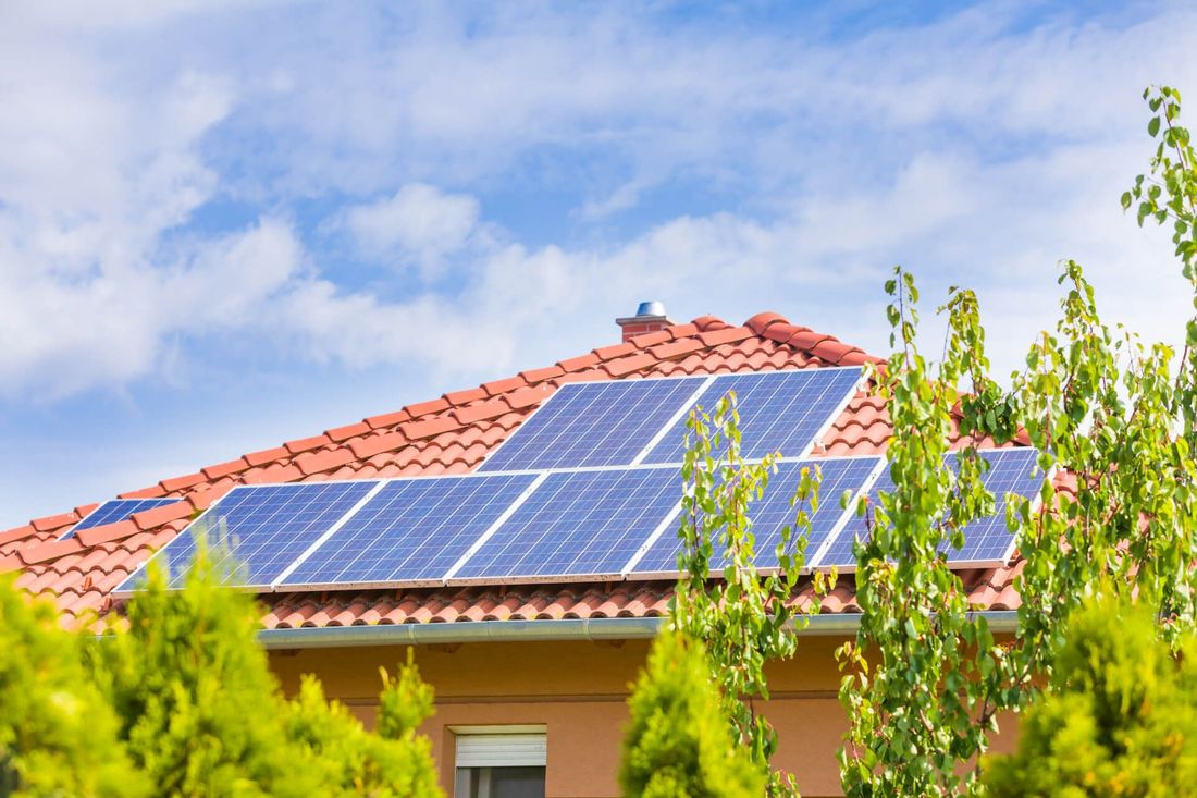 Casa con impianto fotovoltaico installato sul tetto