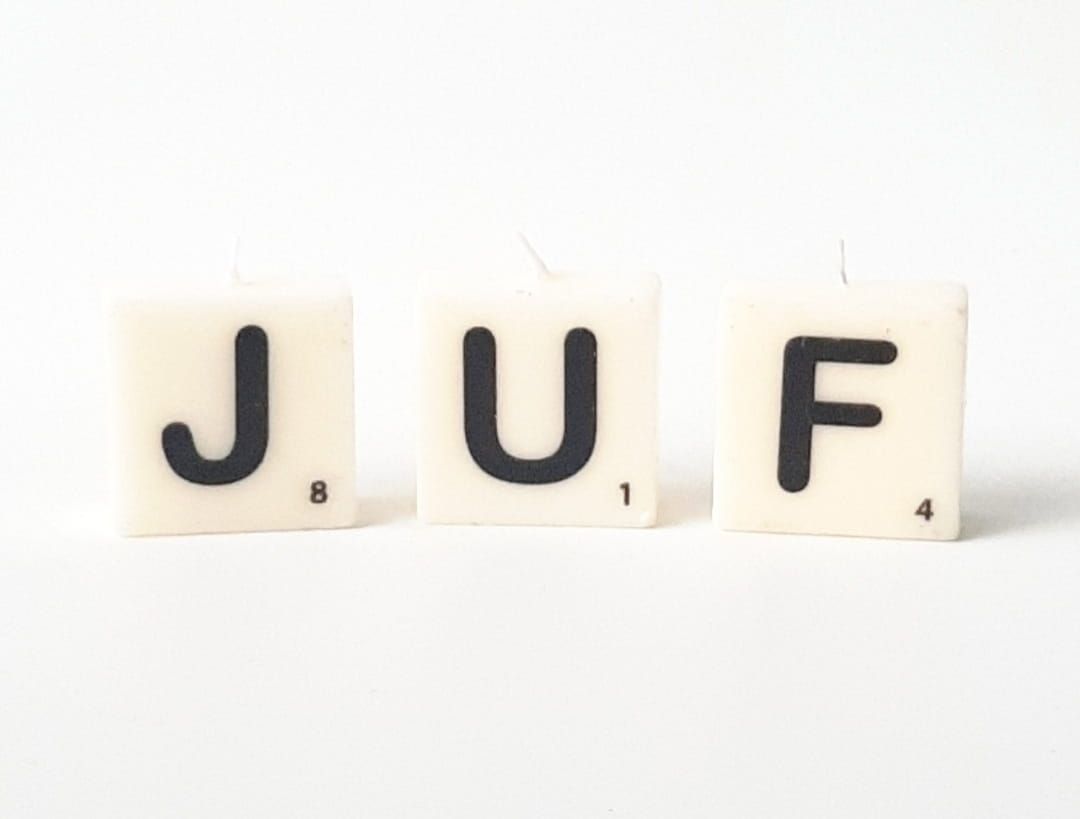 Scrabble letters JUF (kaars)