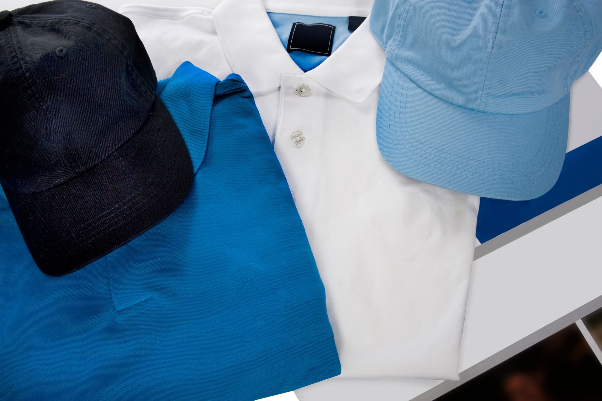 Una polo blu e bianca, un cappello nero e un berretto da baseball blu e bianco