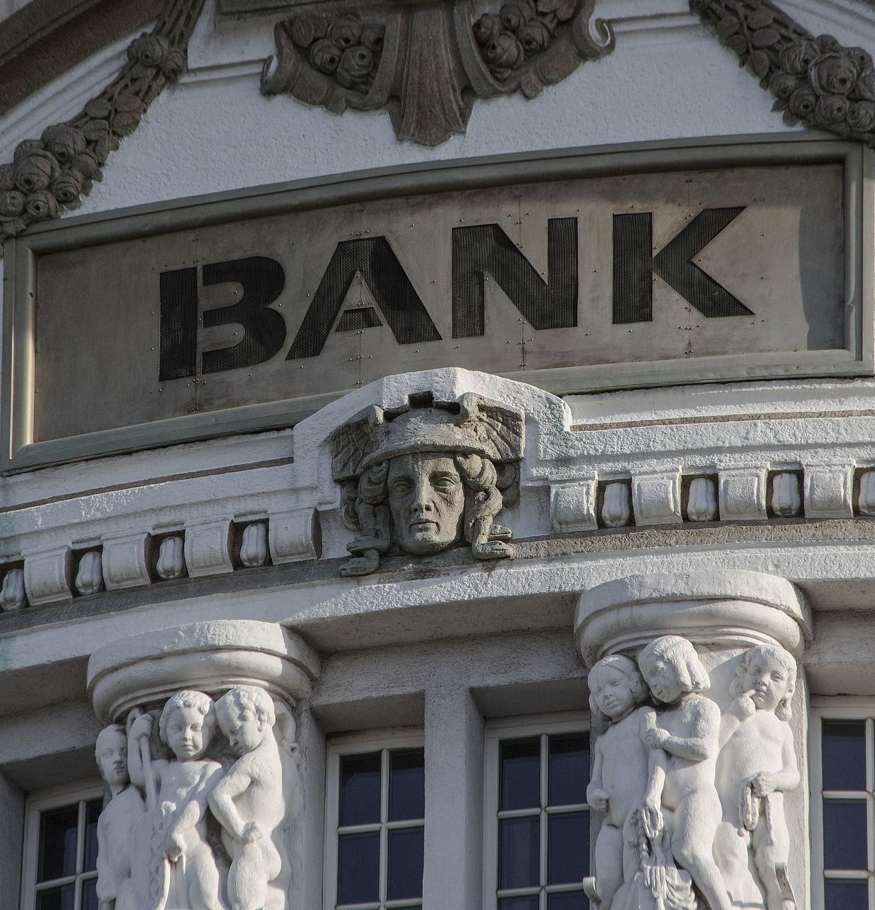 A building with a sign that says bank on it
