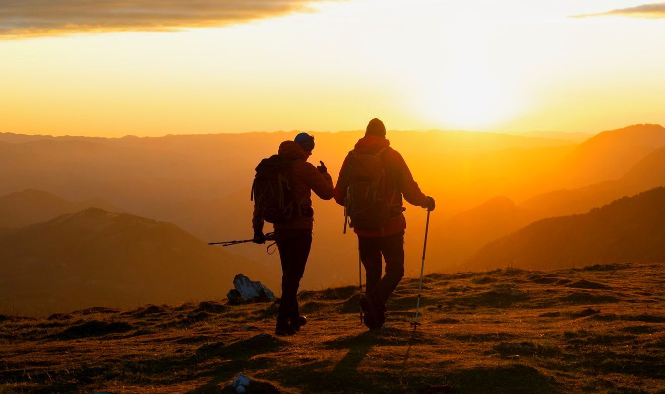 Aanbod coaching twee mensen wandelen in de bergen