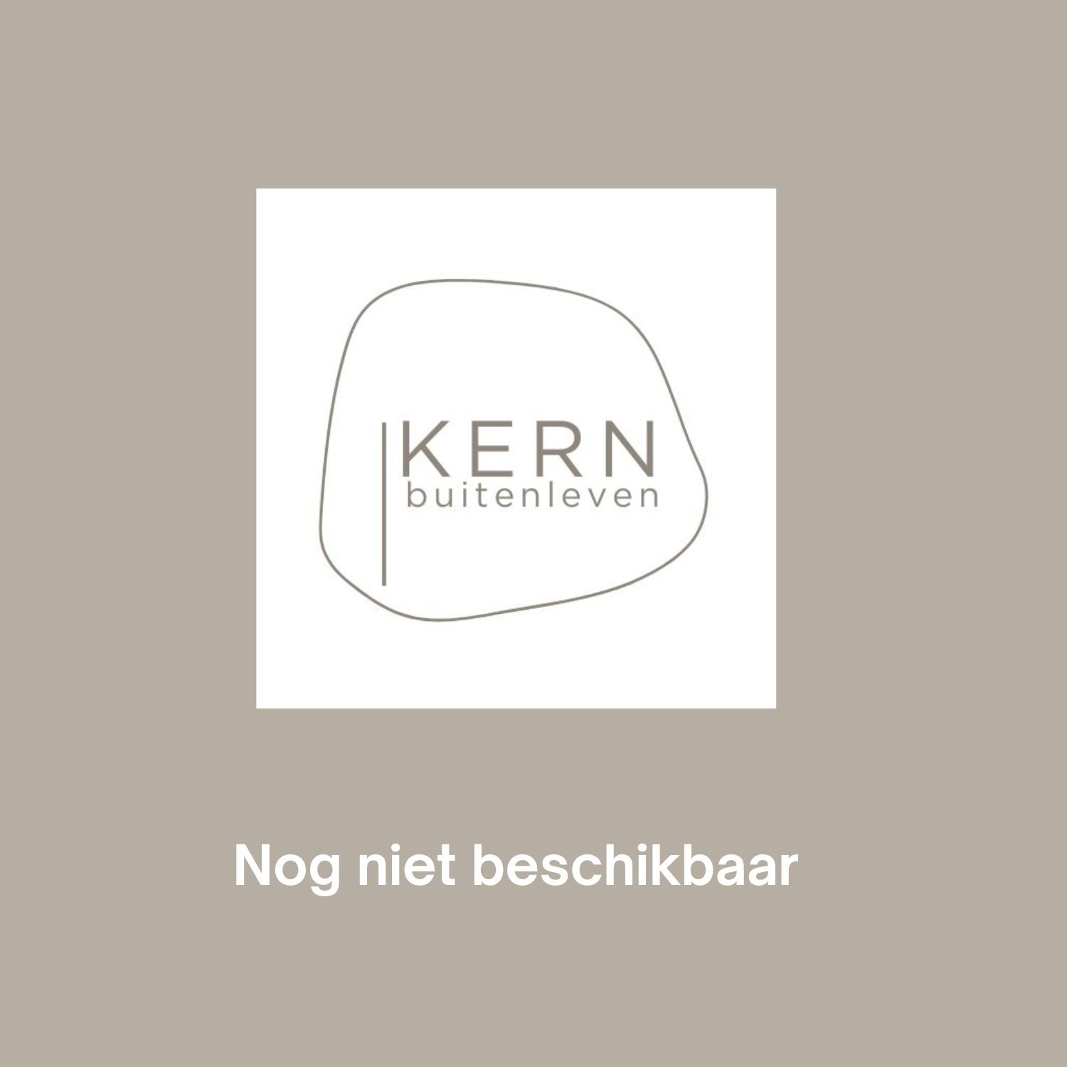 Bovenaanzicht van grote, open paraplu's tegen een helderblauwe lucht, die schaduwrijke plekken creëren.