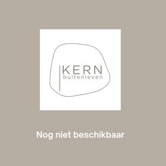 Bovenaanzicht van grote, open paraplu's tegen een helderblauwe lucht, die schaduwrijke plekken creëren.