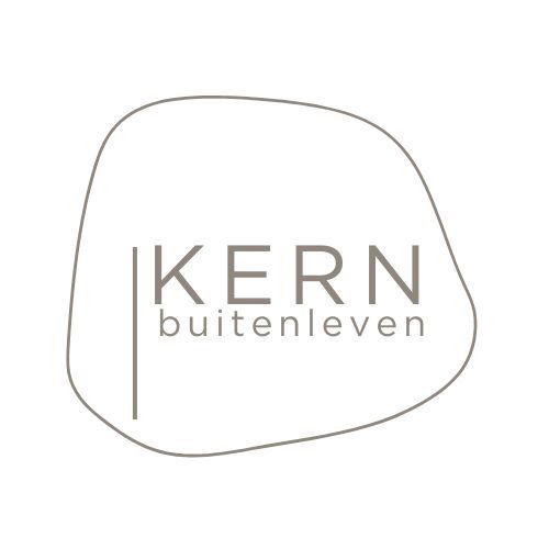 Kern Buitenleven-logo: Tekst in een lichtgrijze organische vorm.