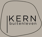 Logo voor Kern buitenleven. Zwarte tekst op een gedempte bruine achtergrond met een organische vorm.