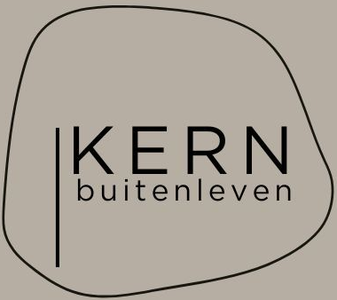 Logo voor Kern buitenleven. Zwarte tekst op een gedempte bruine achtergrond met een organische vorm.