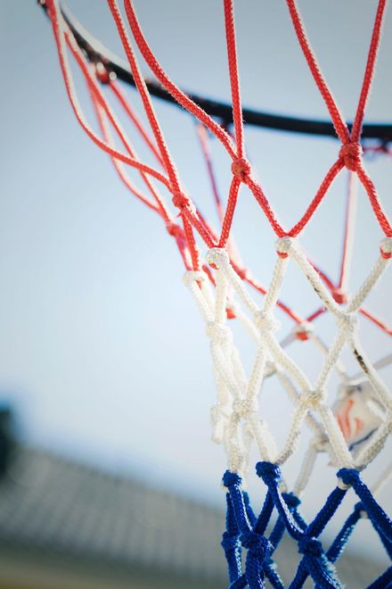 Un campo da tennis con una rete rotta al centro