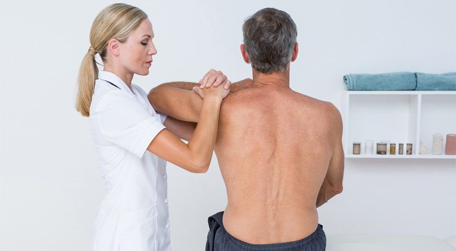 macquarie osteopaths doctor examining her patient shoulder