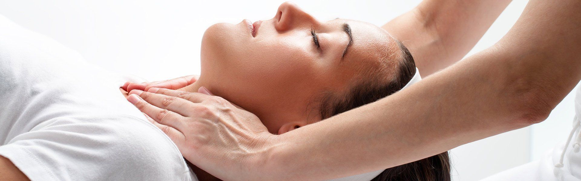 macquarie osteopaths woman getting treatment for neck