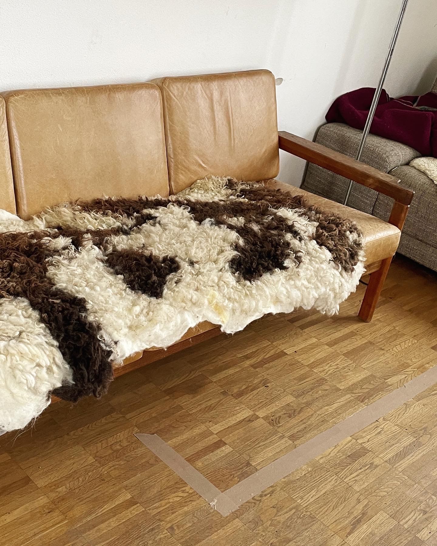 gefilzte Felle ohne Haut fürs Sofa