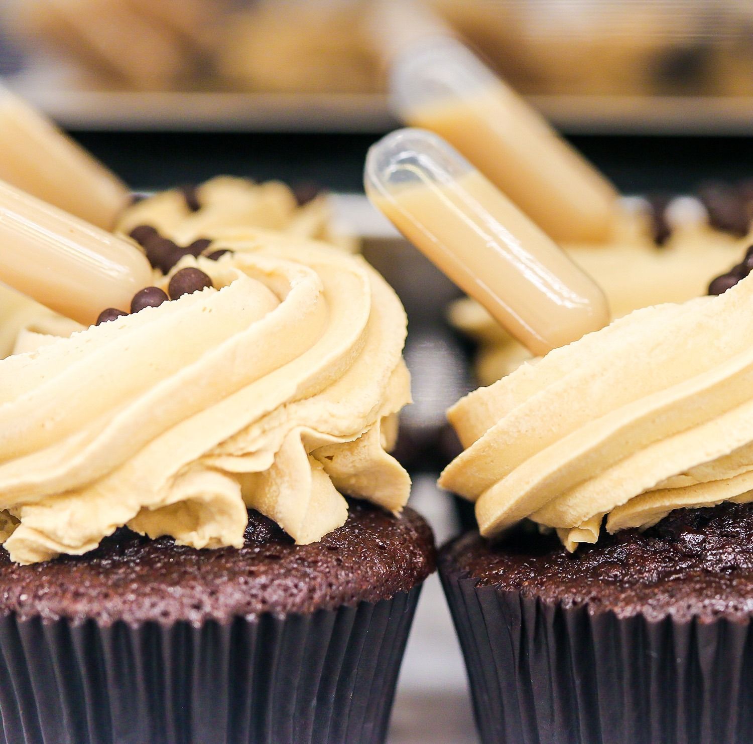 Cupcake al cioccolato con glassa alla vaniglia e bastoncini di caramello.