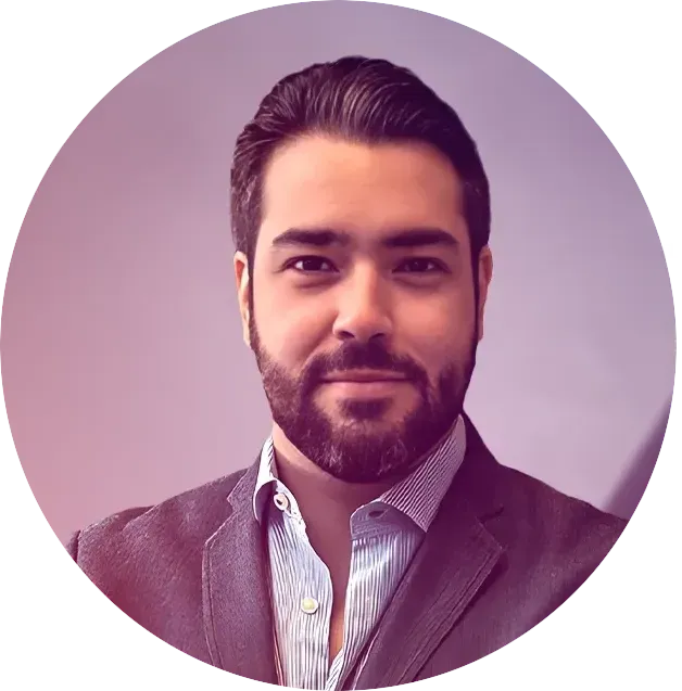 Um homem com barba está em pé em um círculo com os braços cruzados.
