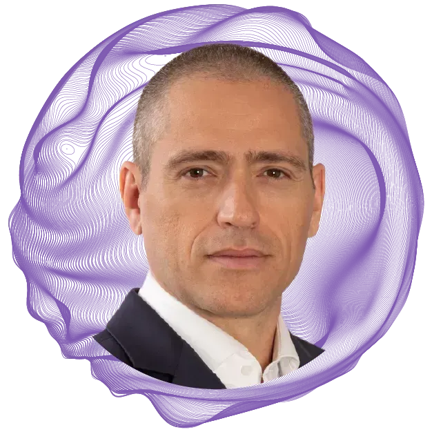 Um homem de terno e camisa branca está em um círculo roxo