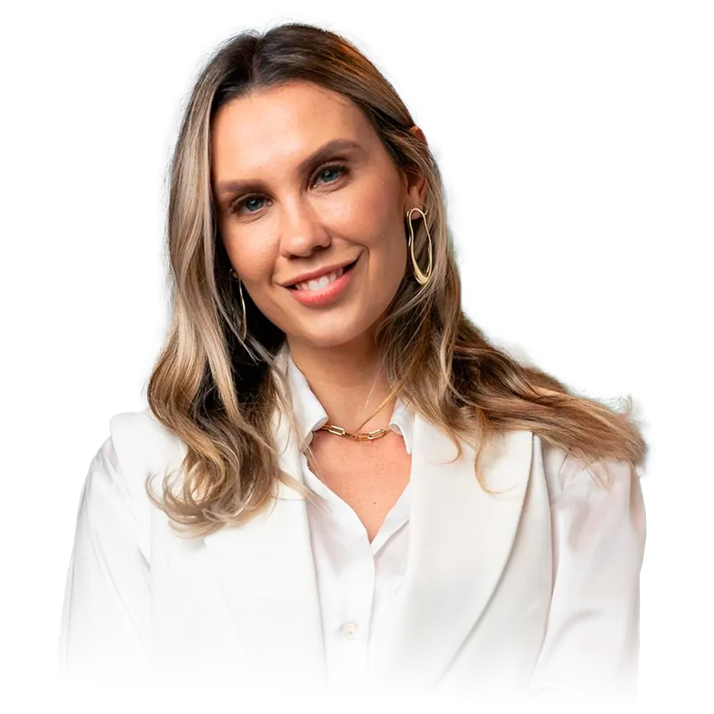 Uma mulher com tranças está sorrindo e vestindo uma camisa vermelha