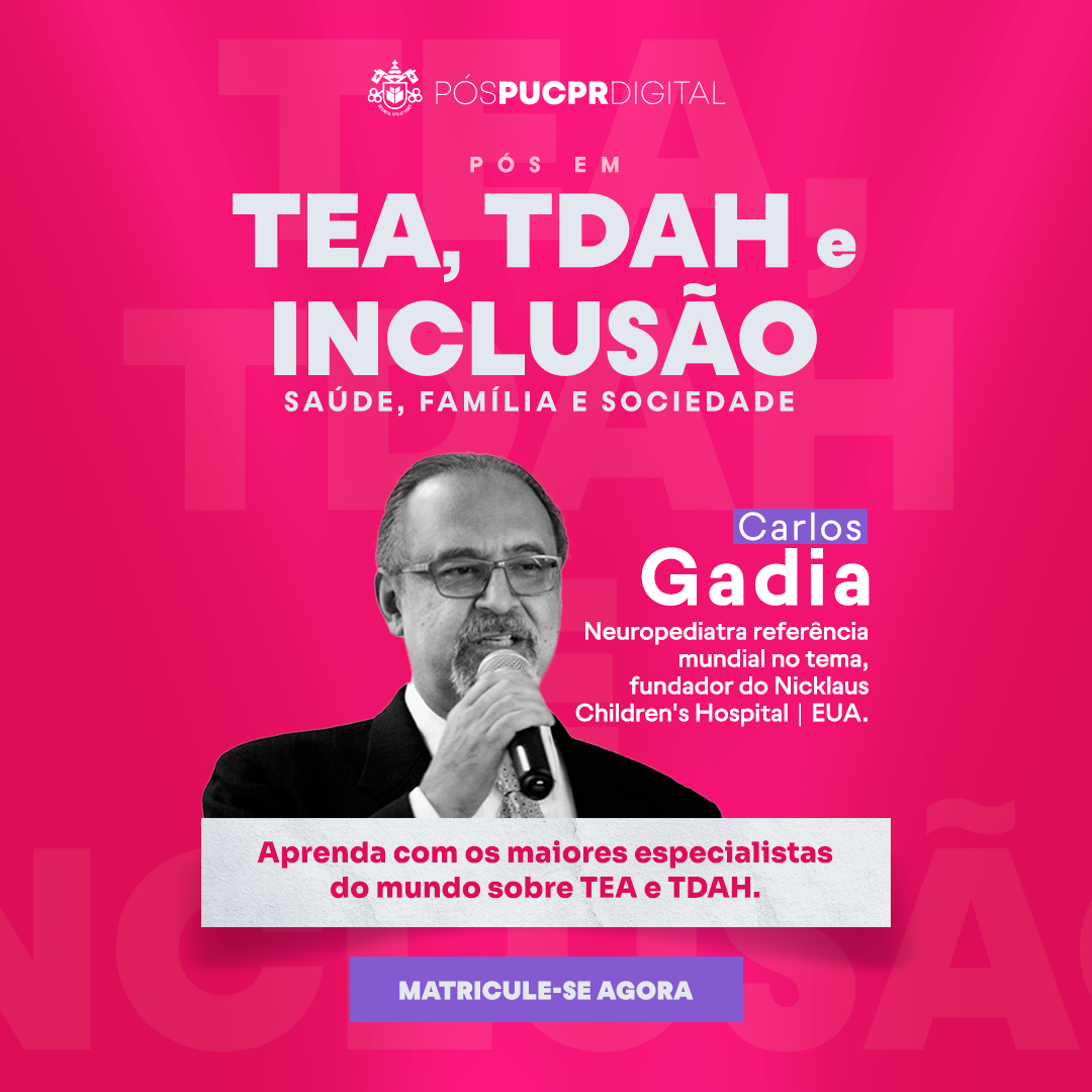 A man in a suit is holding a microphone in front of a pink background that says tea tdah e inclusao