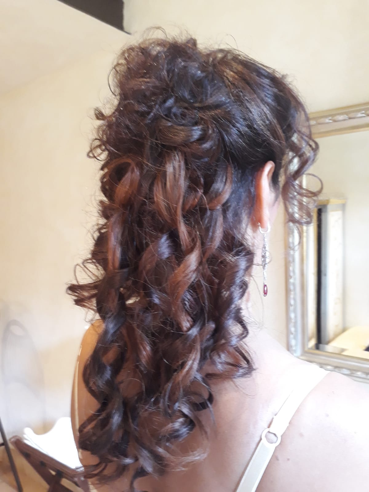 Acconciatura semiraccolta