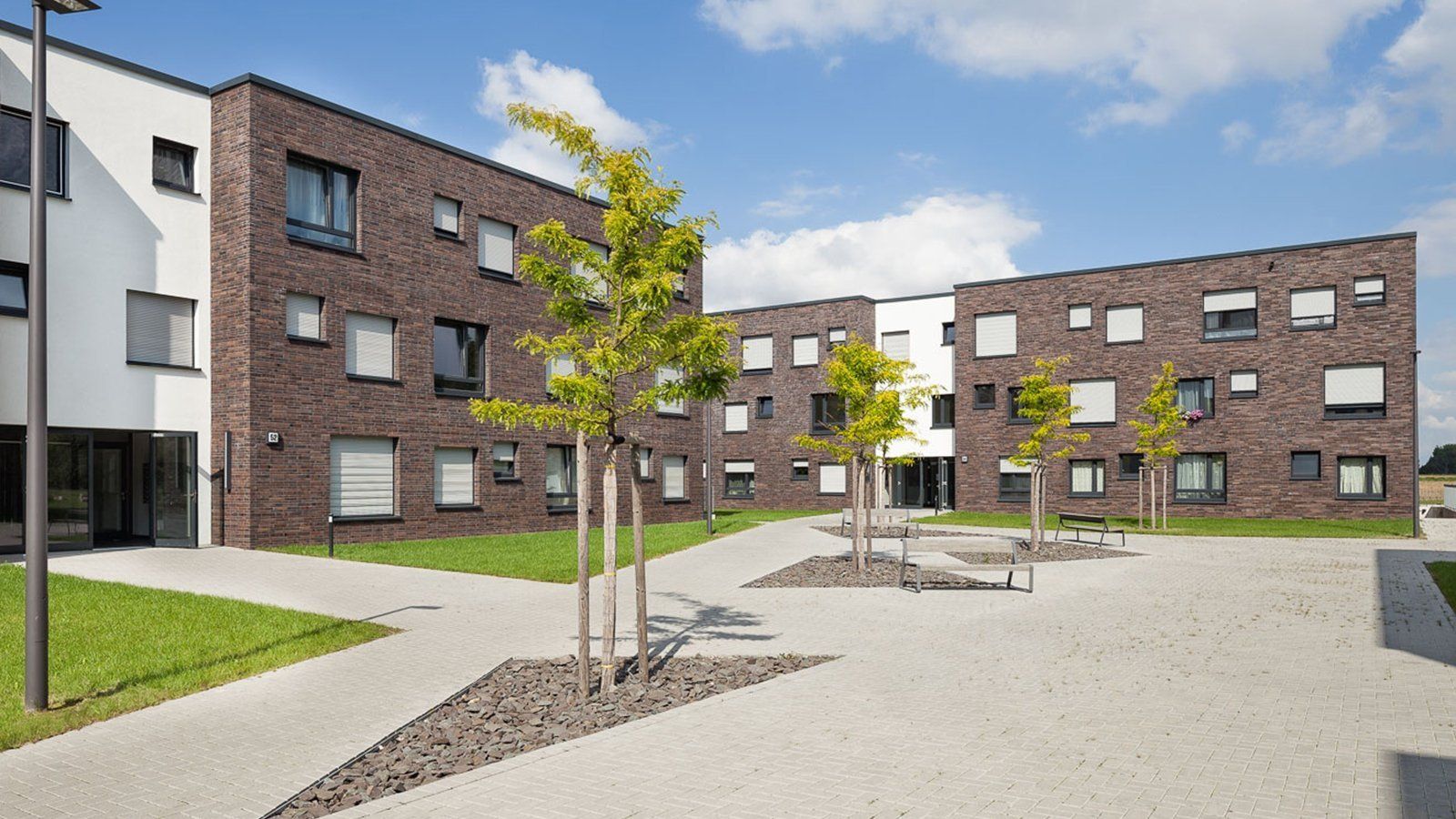 Ein großes Backsteingebäude mit Bäumen davor