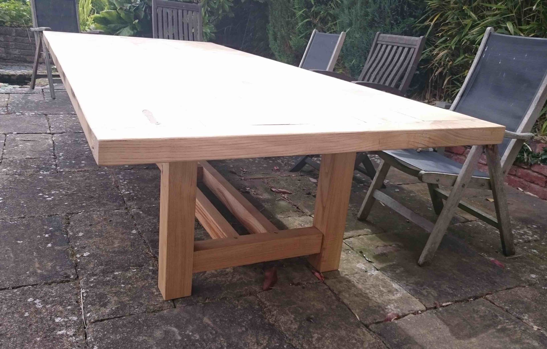 end view showing legs and base of sweet chestnut garden table