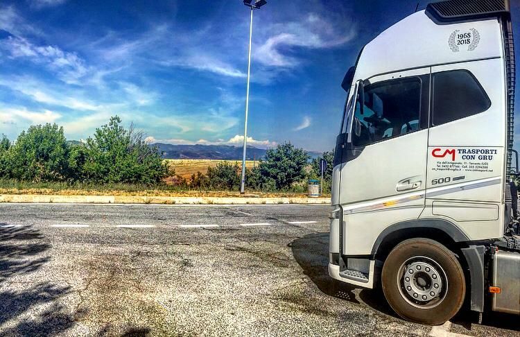 Camion per movimentazione merci