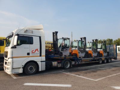 Camion per movimentazione merci