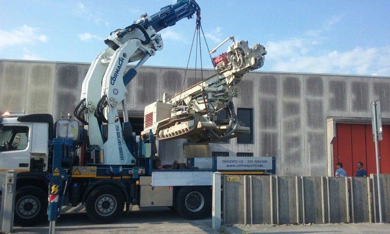 Camion con gru per industrie