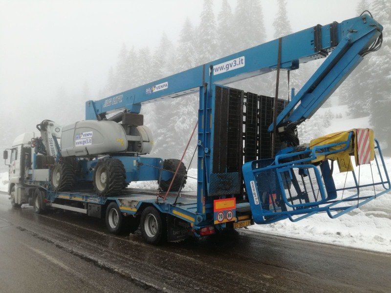 Camion con gru trasporti industriali