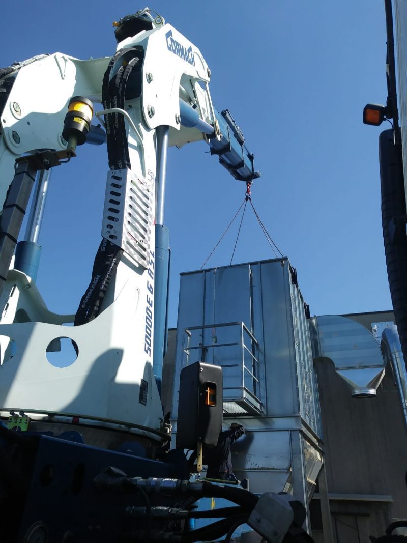 Mezzo con gru per trasporti pesanti