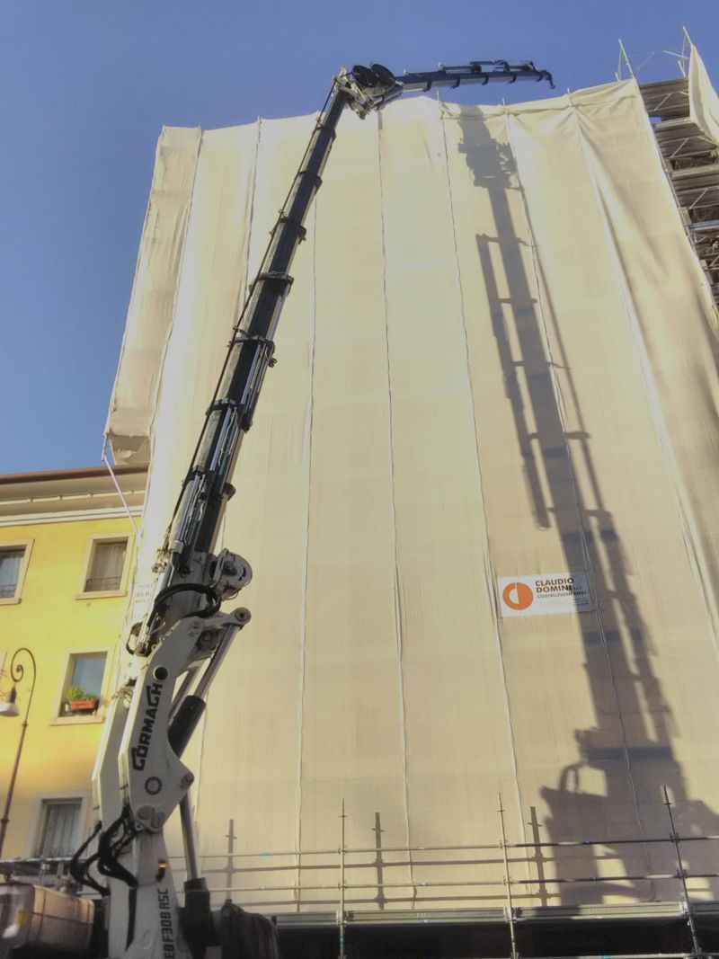 Piattaforma aerea per lavori su palazzo alto