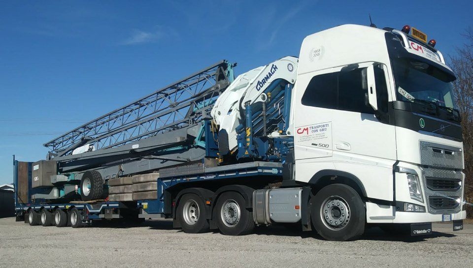 Camion per trasporti eccezionali di macchinari a Tarcento