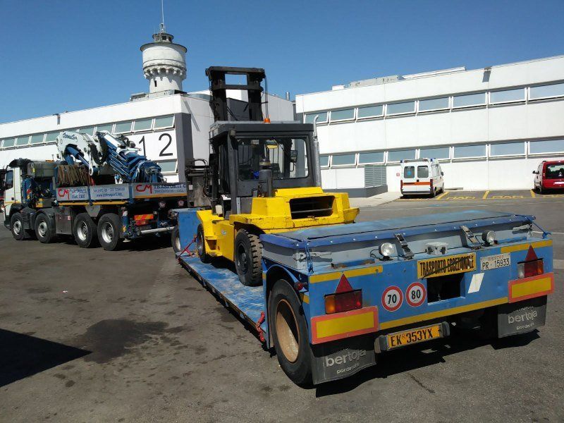Camion trasporti eccezionali di macchinari a Tarcento