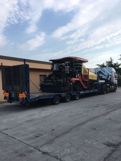 Camion attrezzato per trasporti eccezionali di macchinari a Tarcento