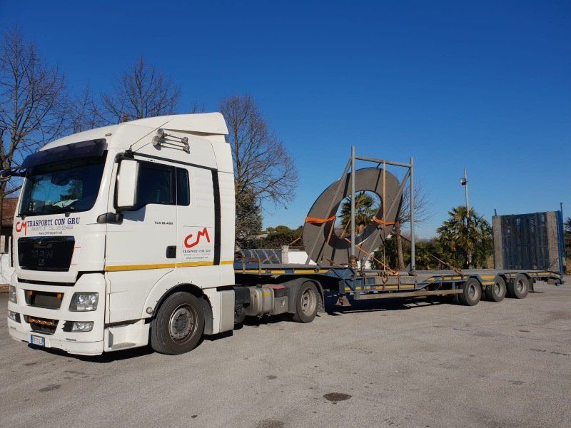 Trasporti eccezionali di macchinari a Tarcento con gru