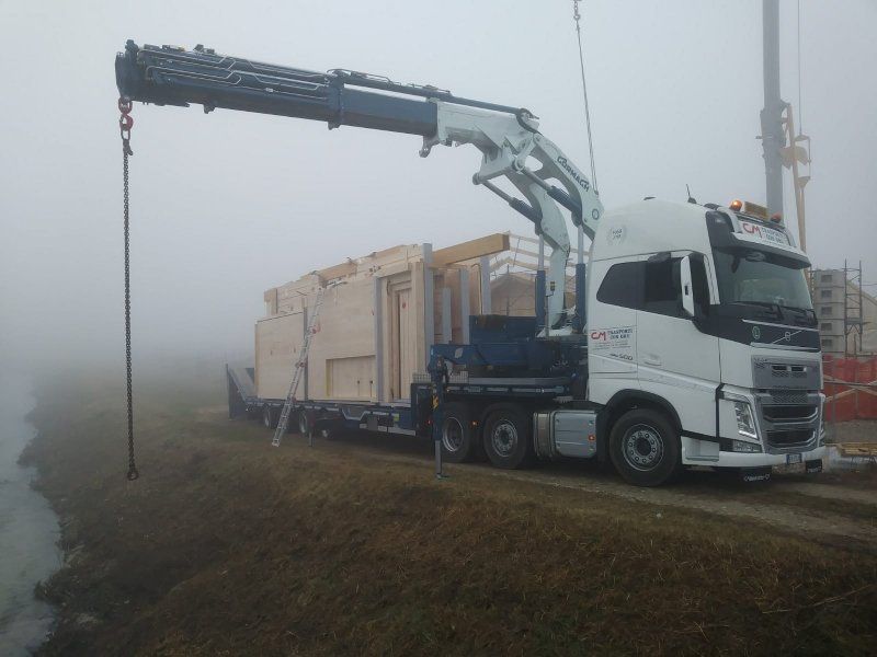 Camion con gru per trasporti eccezionali di macchinari a Tarcento