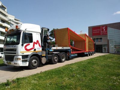 Camion moderno per trasporti eccezionali di macchinari a Tarcento