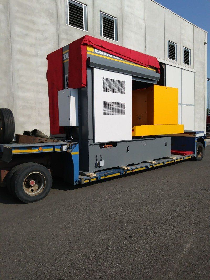 Camion per trasporti eccezionali di macchinari a Tarcento