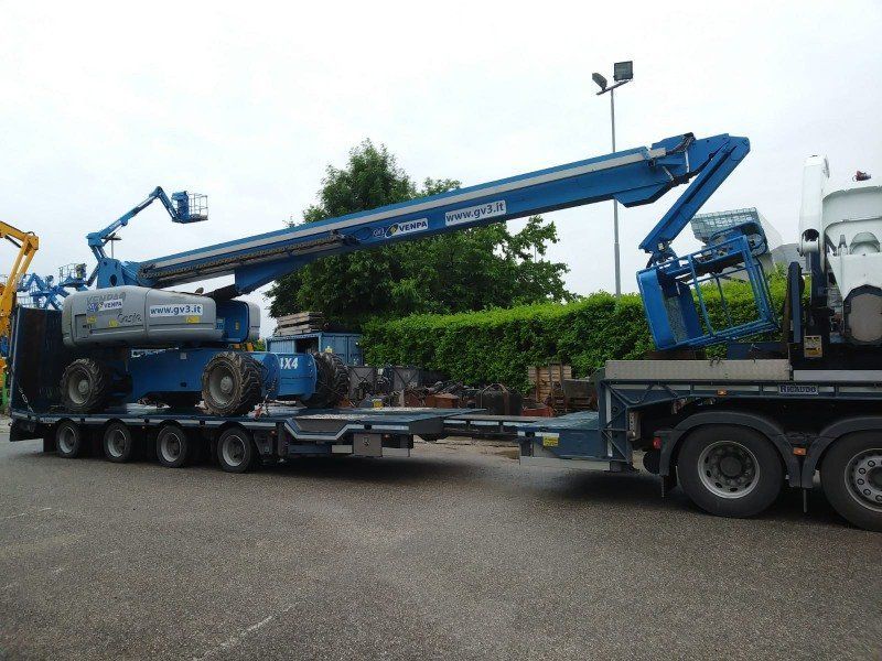 Camion con gru certificato per trasporti eccezionali di macchinari a Tarcento