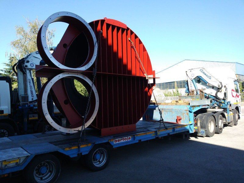 Mezzo certificato per trasporti eccezionali di macchinari a Tarcento