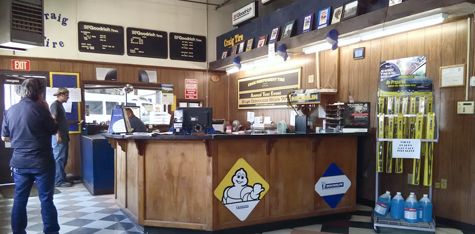inside auto shop front desk | Craig Independent Tire Co.