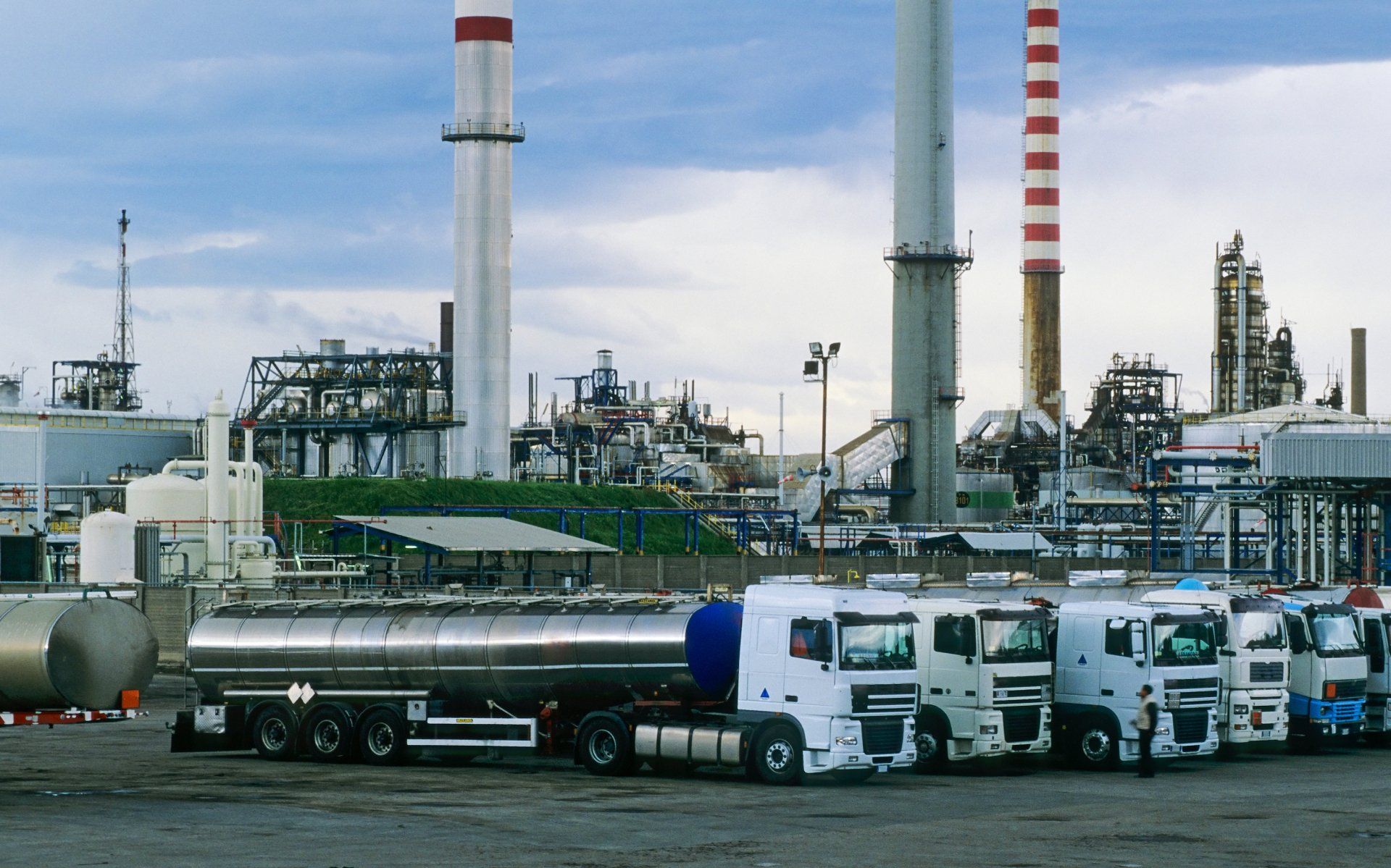 Moving oil in a machine, Factory operator