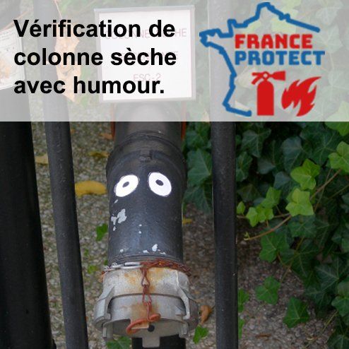 Vérification colonnes sèches dans un immeuble.