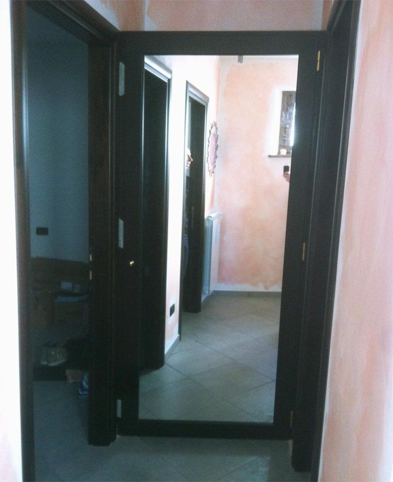 porta marrone aperta