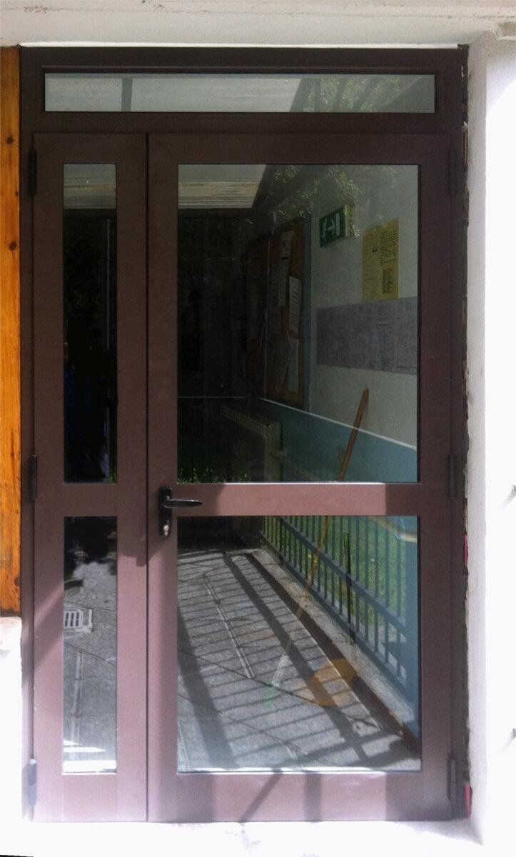 porta di colore marone