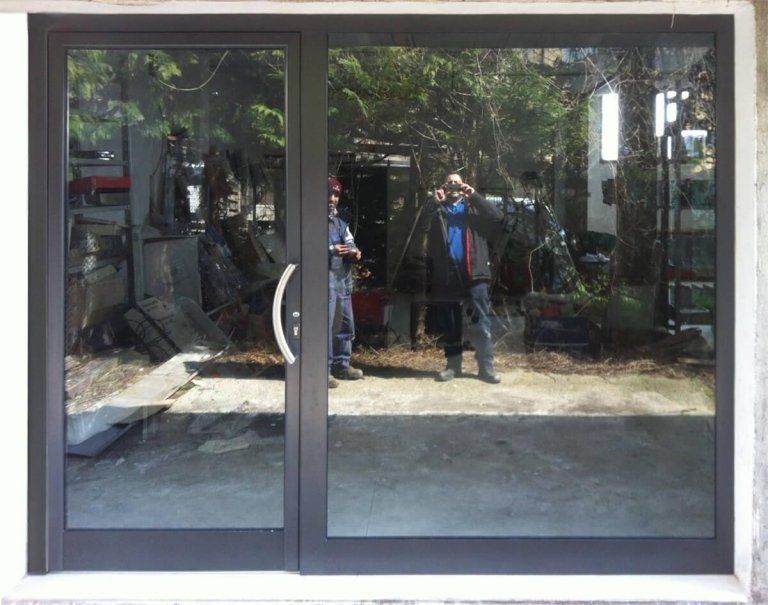 porta con vetri a spechio