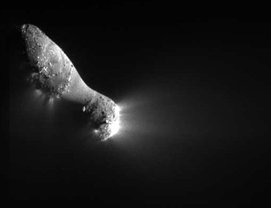 Hārtleja 2 komētas kodols un gāzu izplūdes strūklas