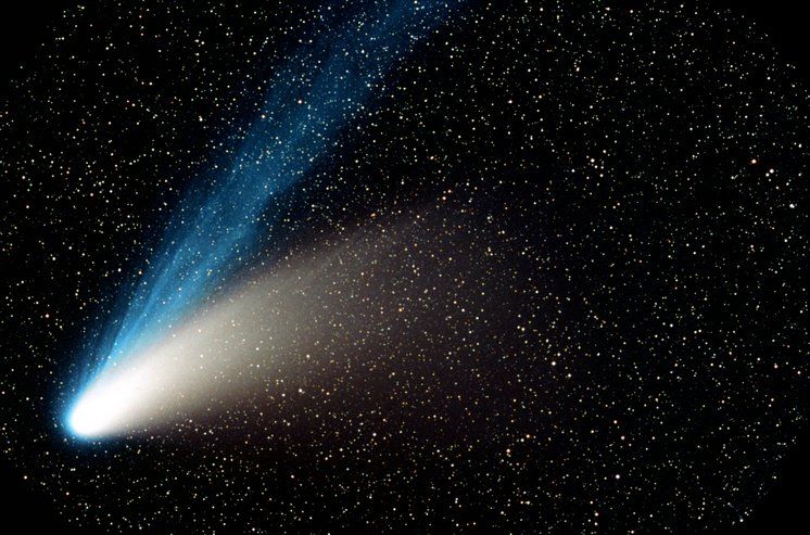 Komētas putekļu un jonu astes