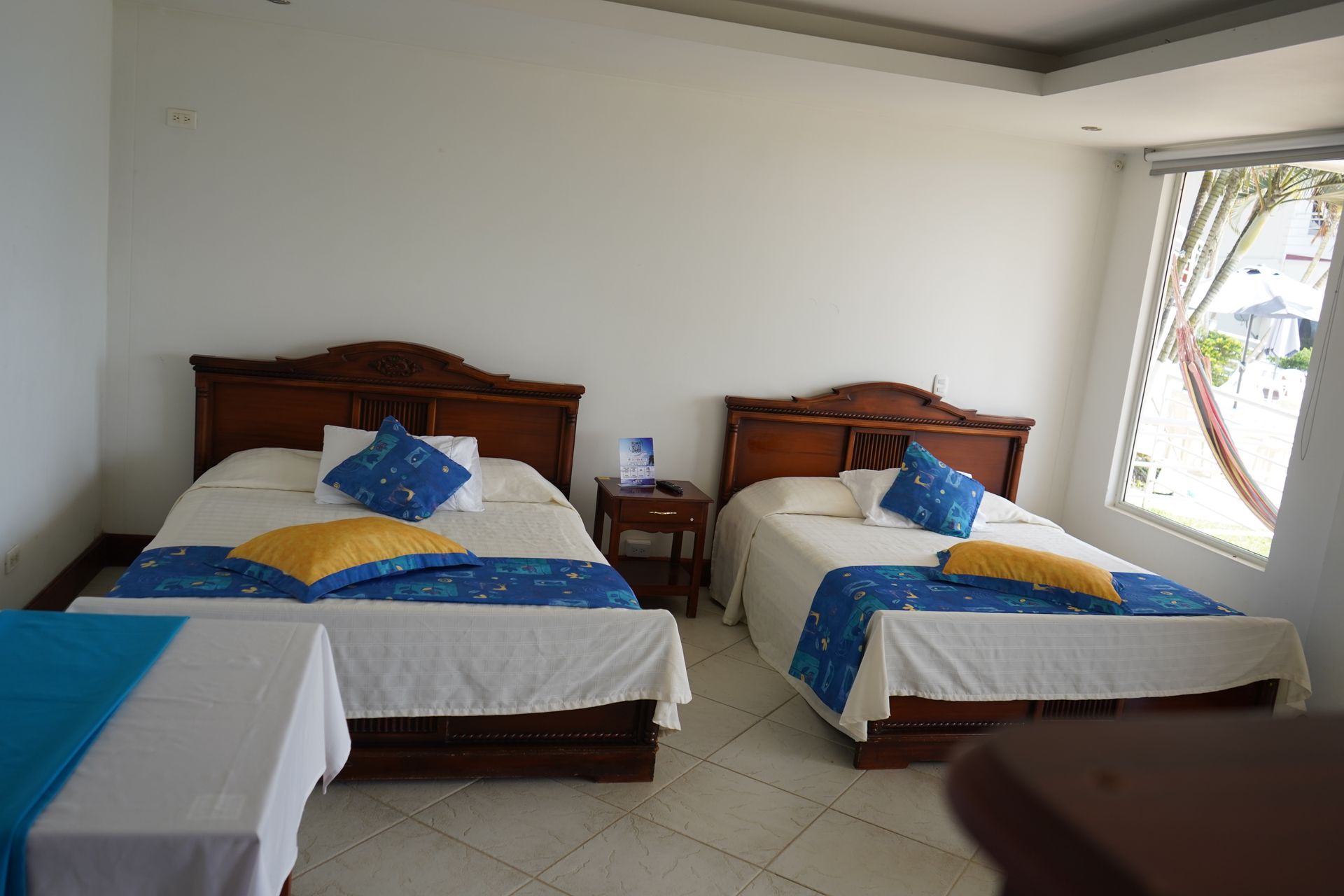 Una habitación de hotel con dos camas y una ventana.
